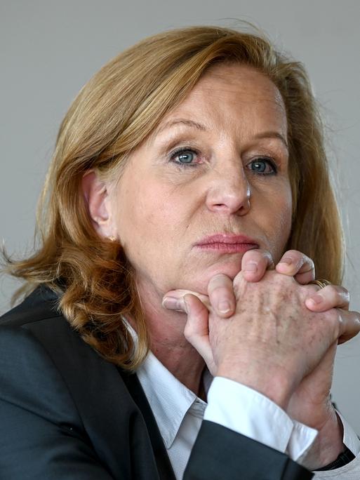 Die Journalistin Patricia Schlesinger hat die Hände gefaltet