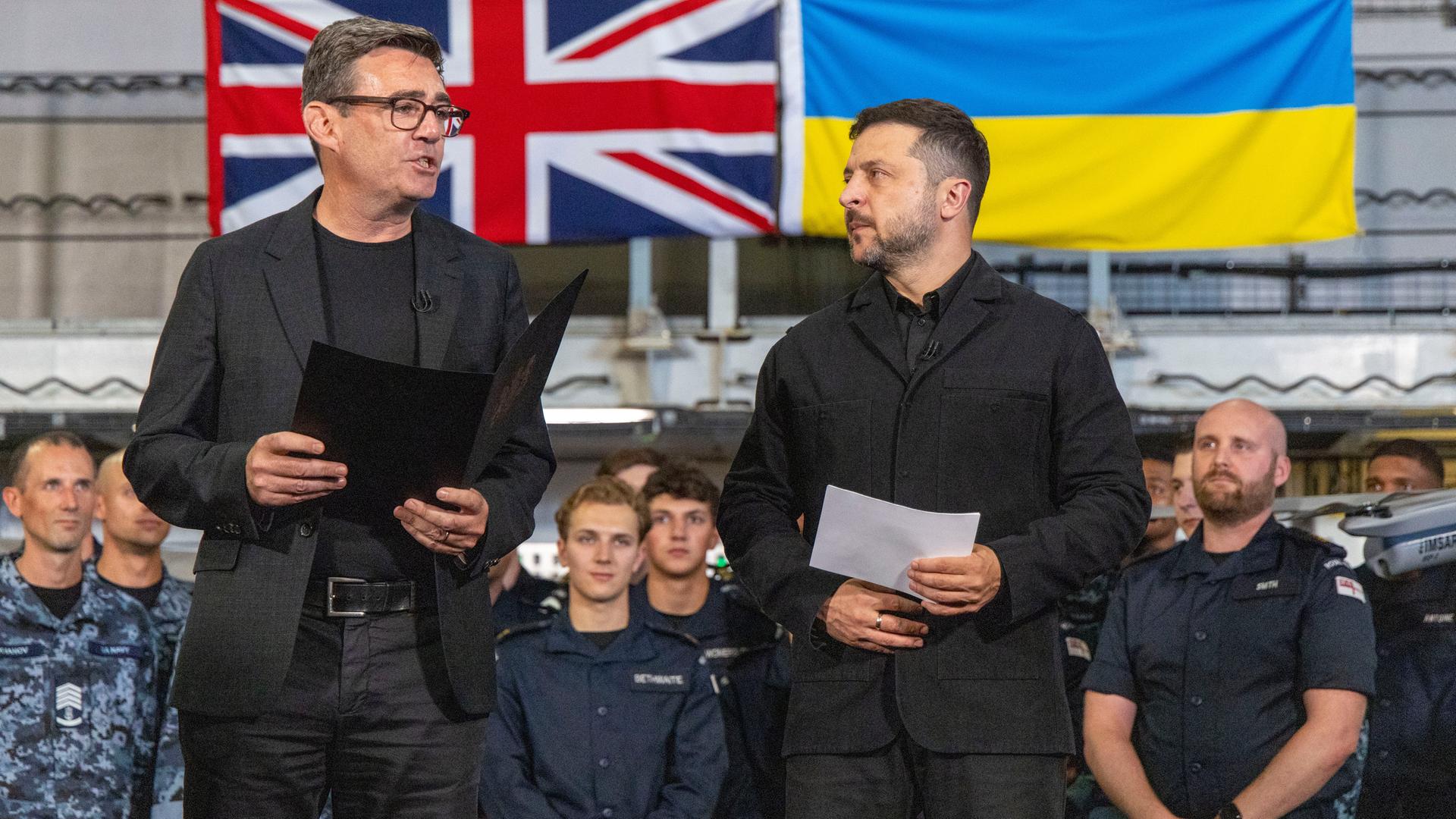 Portsmouth: Der britische Premierminister Andy Burnham (l) und der ukrainische Präsident Wolodymyr Selenskyj während eines Besuchs auf dem Marinestützpunkt HM Naval Base. 