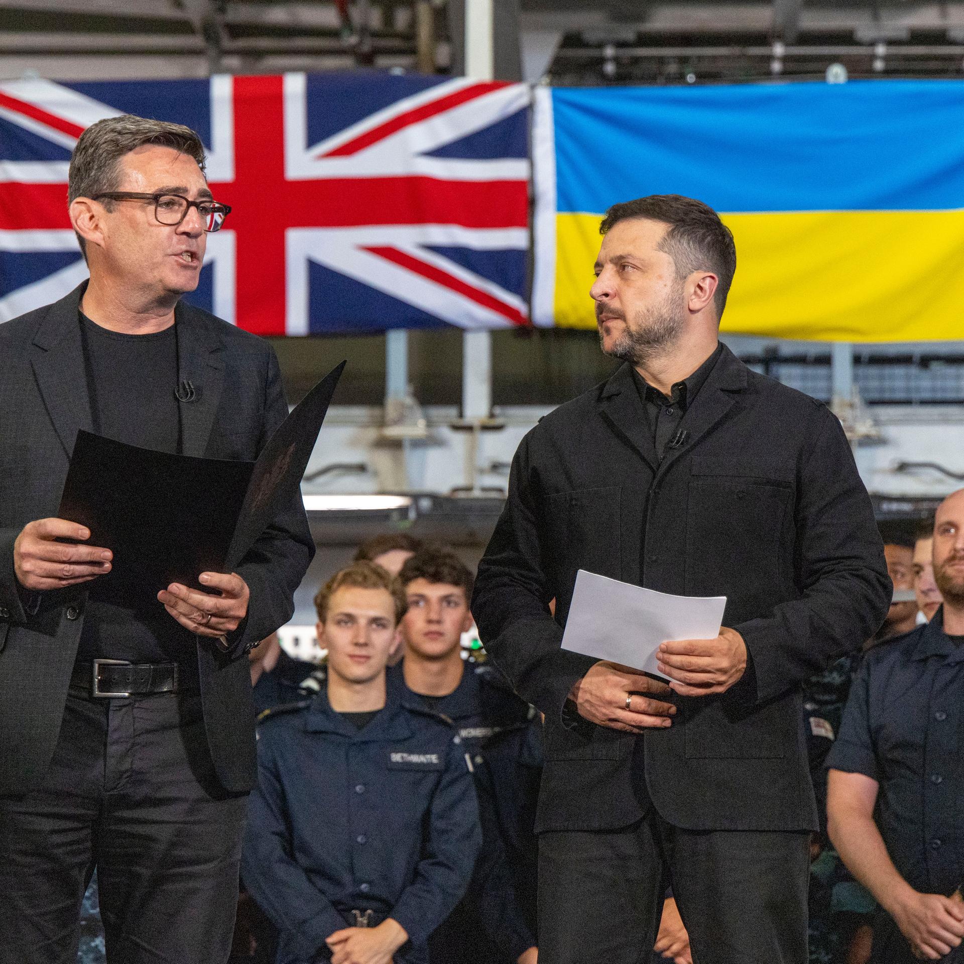 Portsmouth: Der britische Premierminister Andy Burnham (l) und der ukrainische Präsident Wolodymyr Selenskyj während eines Besuchs auf dem Marinestützpunkt HM Naval Base. 