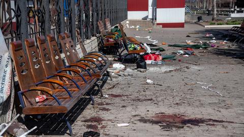 Blutlachen und verstreutes Gepäck auf einem Bahnsteig nach einem Raketenangriff auf den Bahnhof der ostukrainischen Stadt Kramatorsk 