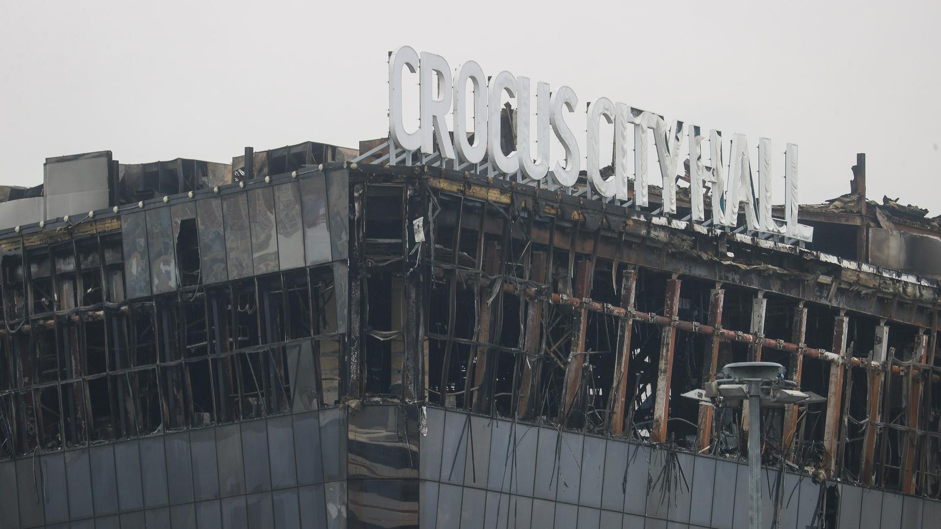 Blick auf das ausgebrannte Gebäude. Auf dem Dach prangen noch die Buchstaben "Crocus City Hall".