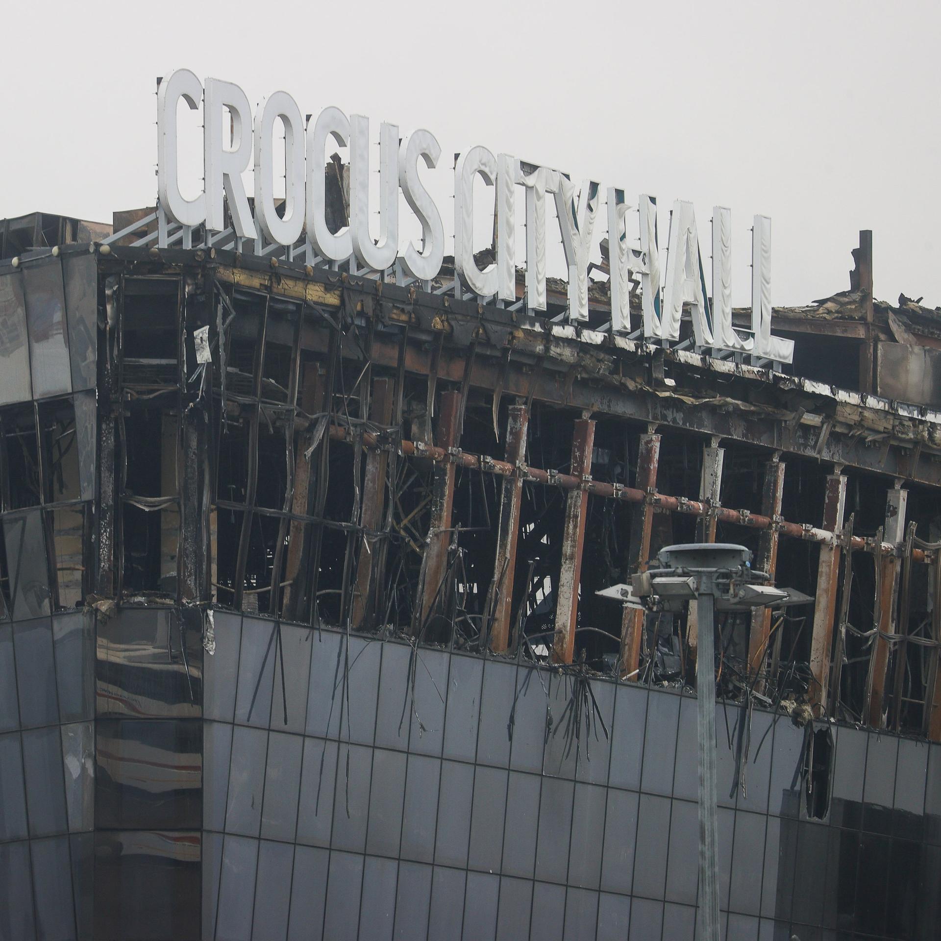 23.3.2024: Schriftzug auf ausgebrannter Crocus City Hall bei Moskau am Tag nach dem Anschlag