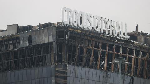 23.3.2024: Schriftzug auf ausgebrannter Crocus City Hall bei Moskau am Tag nach dem Anschlag