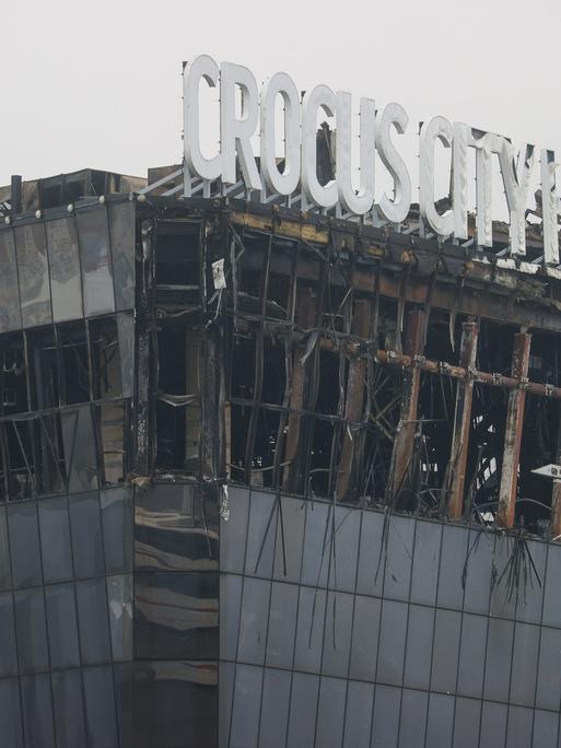 23.3.2024: Schriftzug auf ausgebrannter Crocus City Hall bei Moskau am Tag nach dem Anschlag