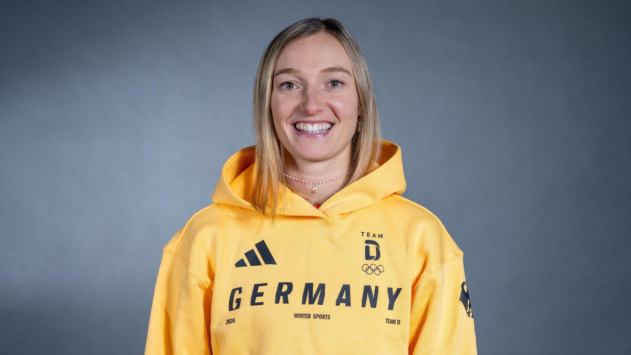 Skisprung-Weltmeisterin Katharina Schmid lächelt in die Kamera.