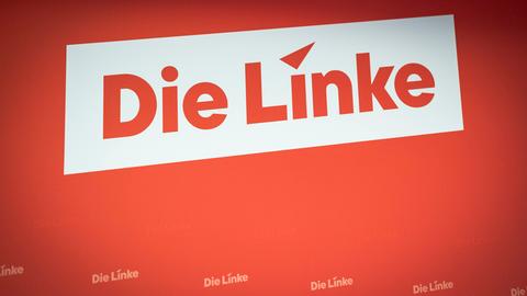 Blick auf die rote Pressewand mit der Aufschrift "Die Linke" (Symbolbild))