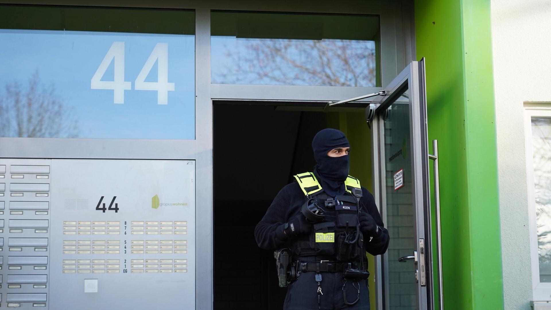 Polizeikräfte untersuchen am frühen Morgen ein Objekt in der Berliner Gropiusstadt. Polizeikräfte untersuchen am frühen Morgen ein Objekt in der Berliner Gropiusstadt.