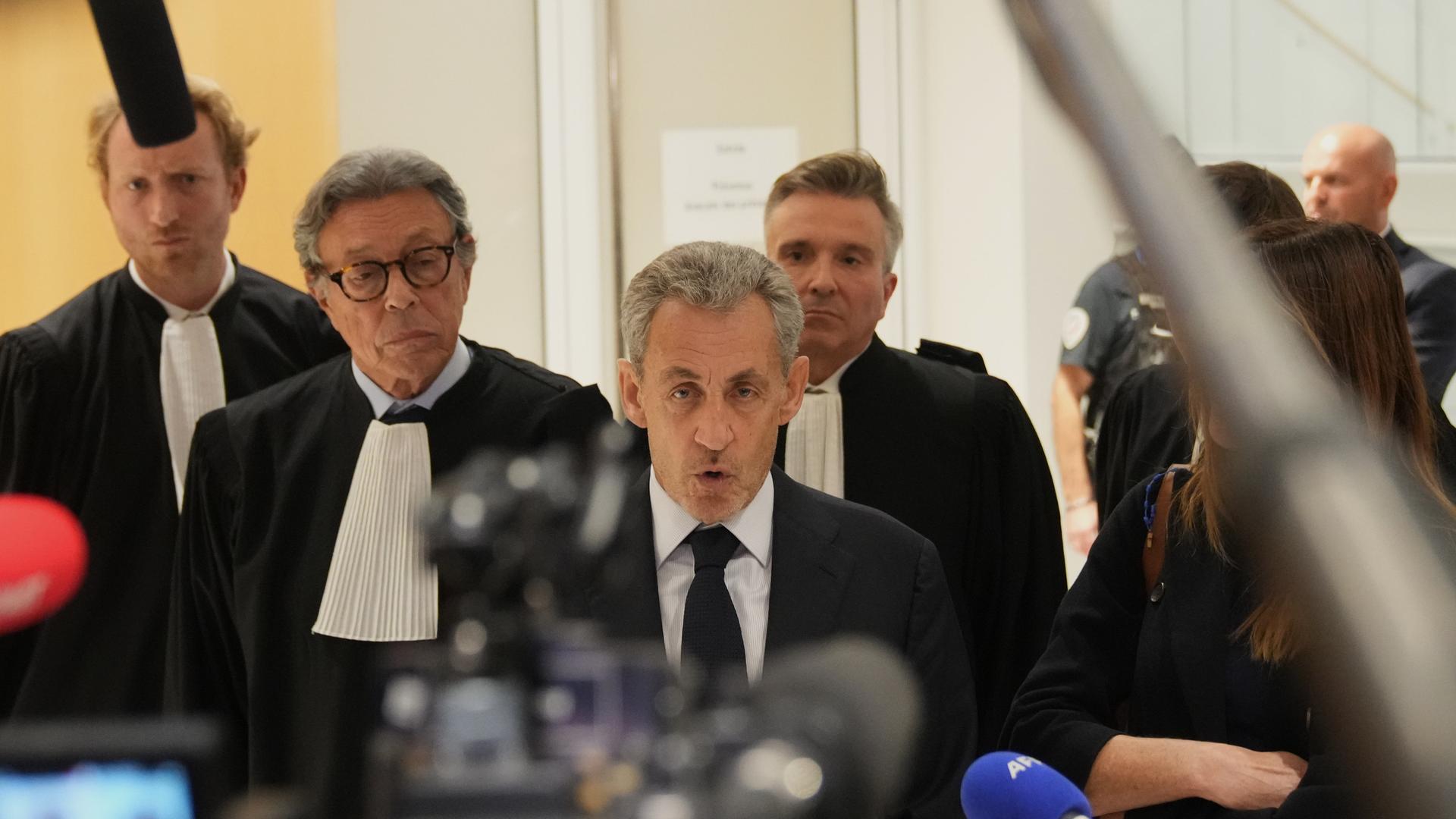 Der ehemalige französische Präsident Nicolas Sarkozy spricht mit den Medien, als er das Gerichtsgebäude verlässt.