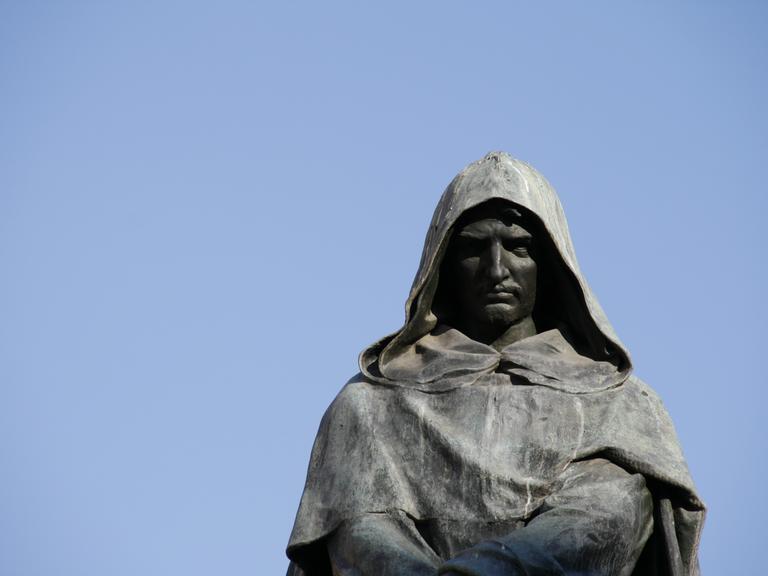 Die 1889 errichtete Statue des Philosophen Giordano Bruno auf dem Campo de' Fiori in Rom, der hier am 17. Februar 1600 als Ketzer verbrannt wurde. 