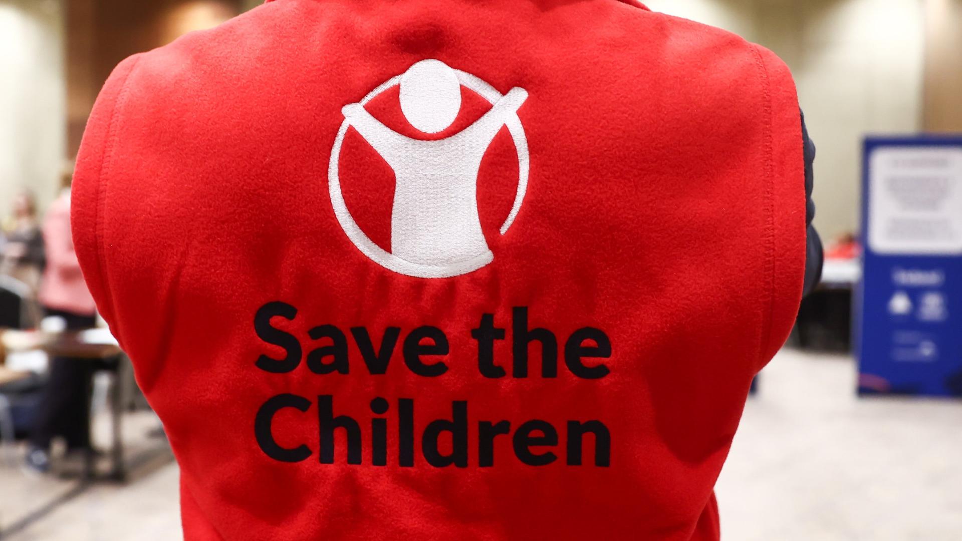 Das Logo der Kinderrechtsorganisation "Save the Children" auf der Rückseite eines T-Shirts
      