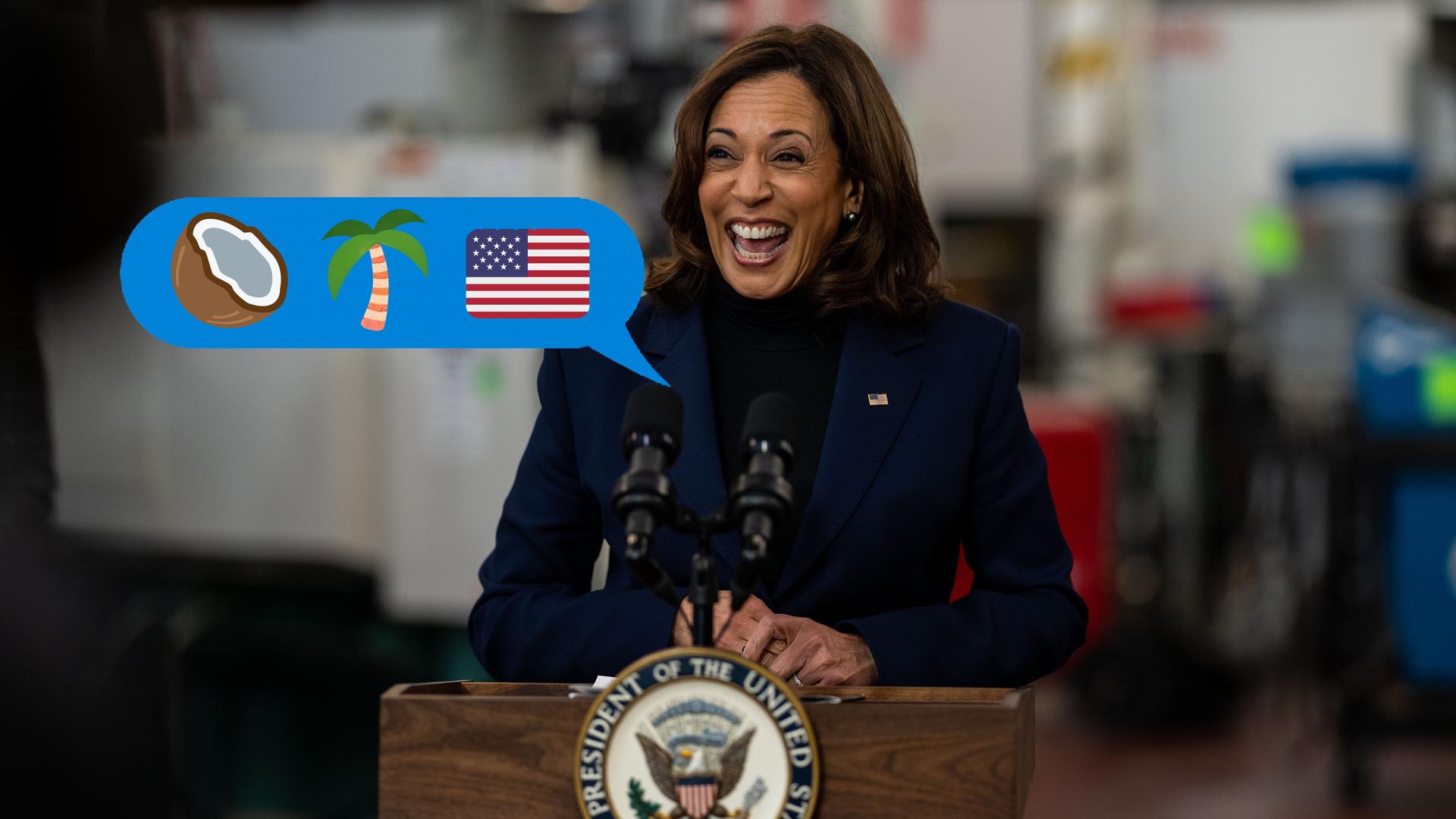Kamala Harris steht hinter einem Podium und lacht. Ins Bild eingefügt ist eine Sprechblase, darin die Emojis für eine Kokosnuss, eine Palme und die Flagge der Vereinigten Staaten.