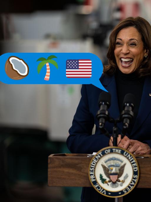 Kamala Harris steht hinter einem Podium und lacht. Ins Bild eingefügt ist eine Sprechblase, darin die Emojis für eine Kokosnuss, eine Palme und die Flagge der Vereinigten Staaten.