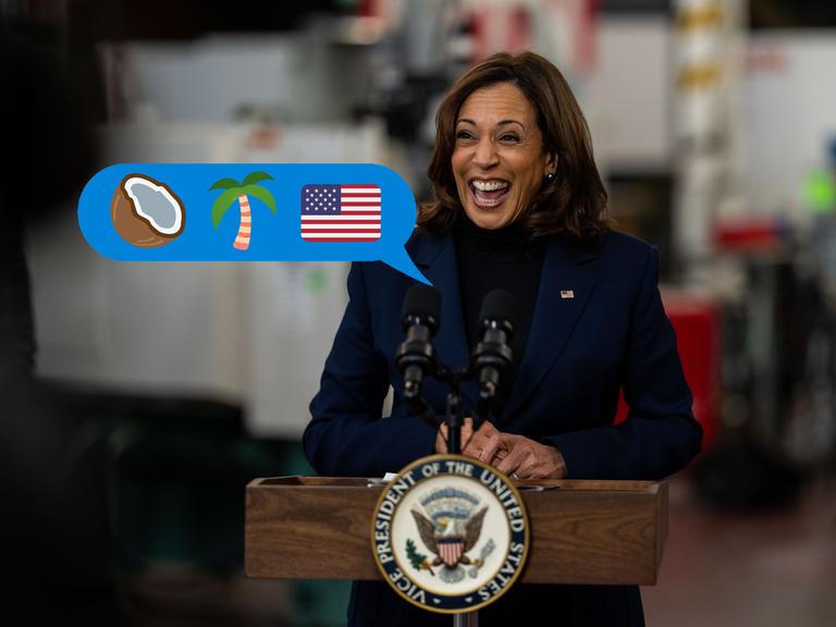 Kamala Harris steht hinter einem Podium und lacht. Ins Bild eingefügt ist eine Sprechblase, darin die Emojis für eine Kokosnuss, eine Palme und die Flagge der Vereinigten Staaten.