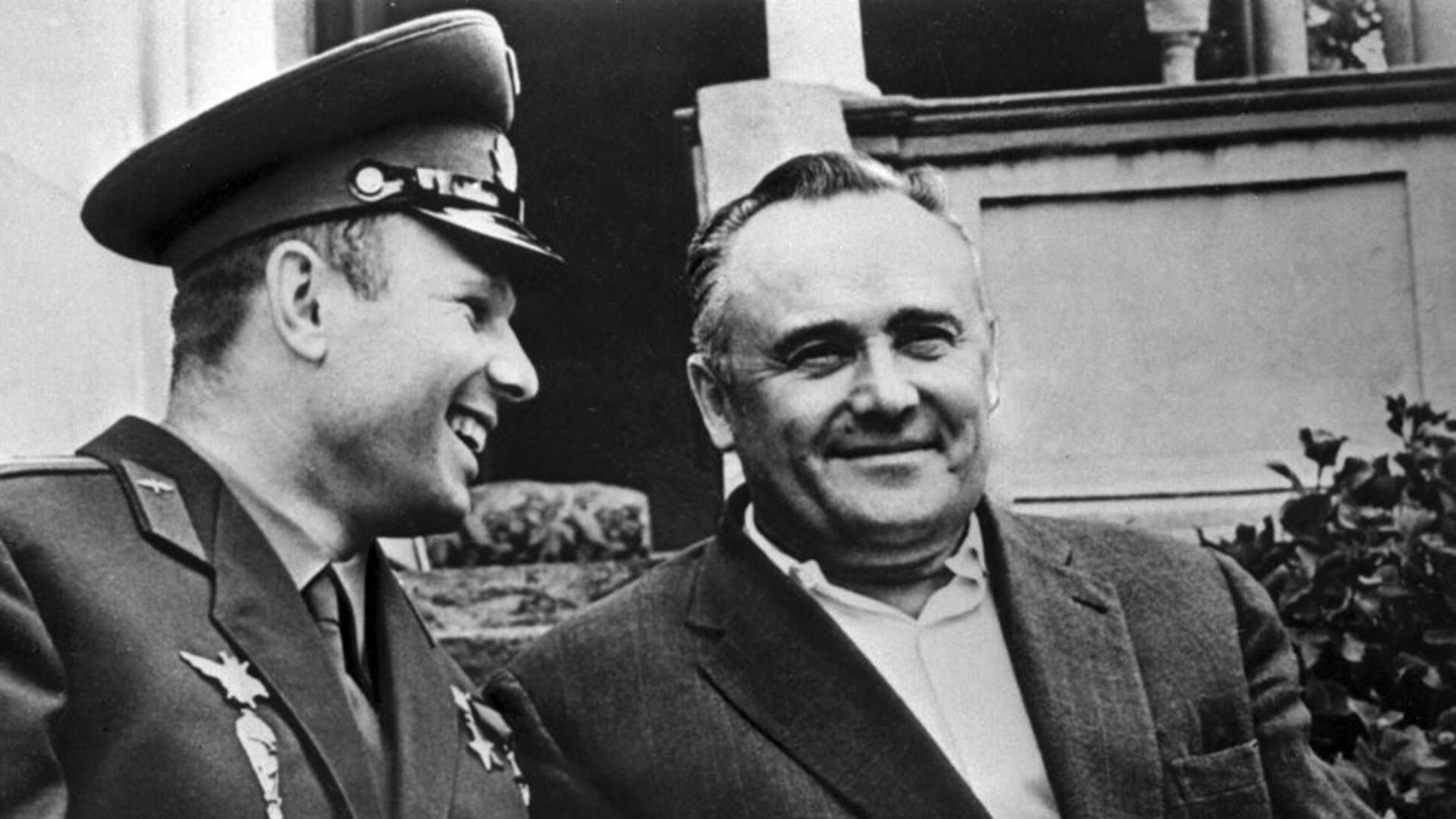 Sergej Koroljow (rechts) mit Juri Gagarin, dem ersten Menschen im All