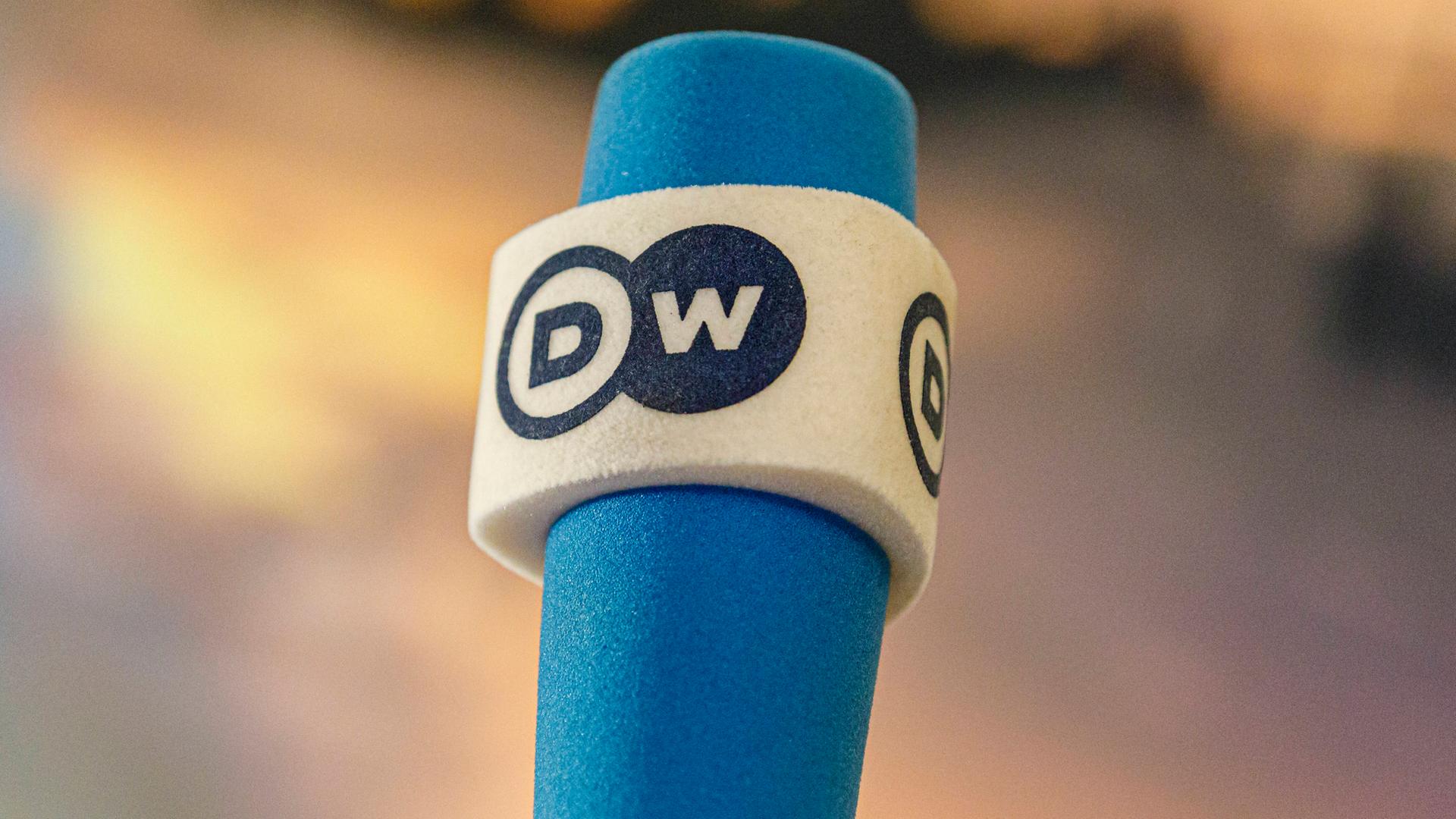 Ein Deutsche Welle Mikrofon vor einem unscharfen Hintergrund. Ein Deutsche Welle Mikrofon vor einem unscharfen Hintergrund.