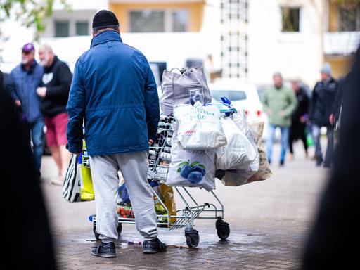 Pfandsammler aus Straße.