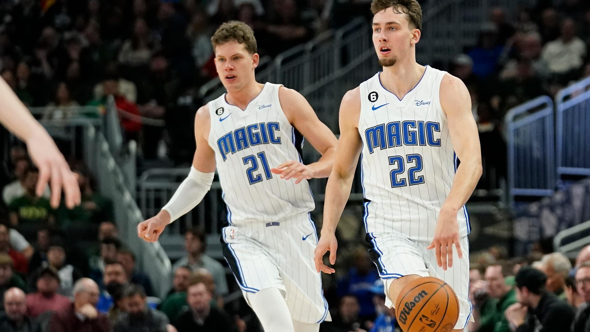 Orlando Magic's Franz Wagner (22) und sein Bruder Moritz Wagner (21) beim NBA-Spiel