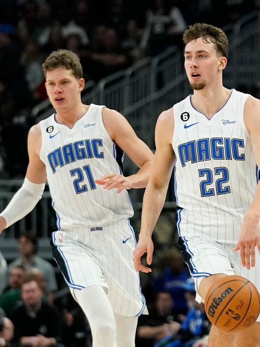 Orlando Magic's Franz Wagner (22) und sein Bruder Moritz Wagner (21) beim NBA-Spiel