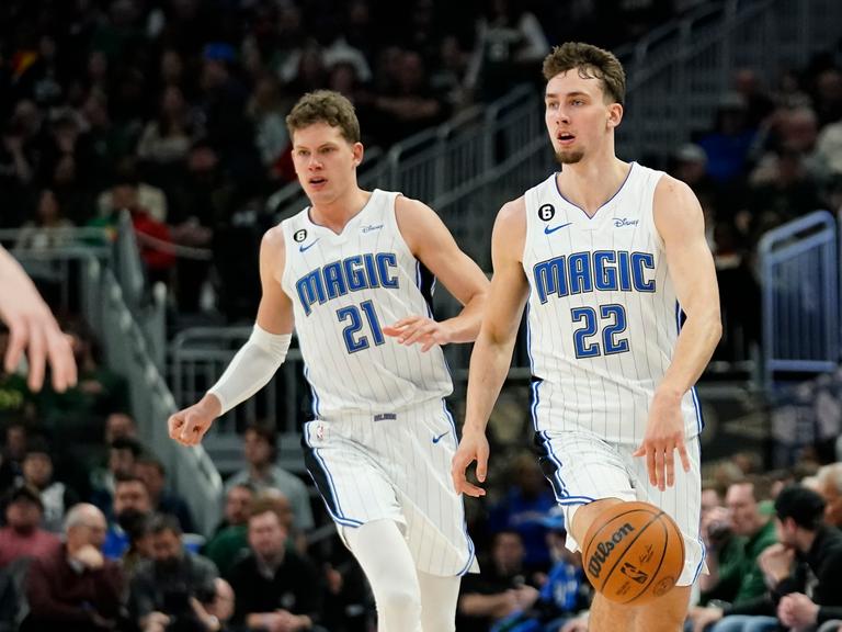 Orlando Magic's Franz Wagner (22) und sein Bruder Moritz Wagner (21) beim NBA-Spiel