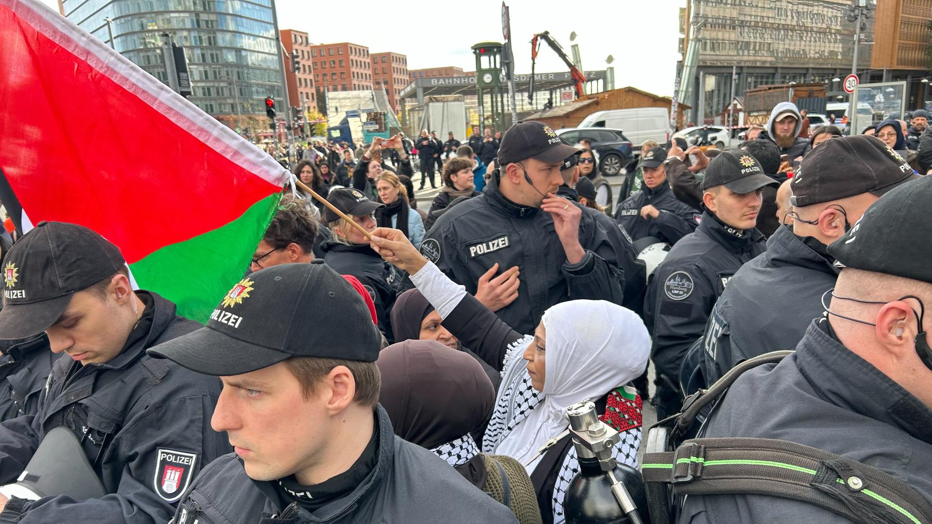 Zu sehen sind mehrere Polizisten, die Teilnehmerinnen einer pro-palästinensischen Demonstration in Berlin Ende Oktober umringen. Zu sehen sind mehrere Polizisten, die Teilnehmerinnen einer pro-palästinensischen Demonstration in Berlin Ende Oktober umringen.