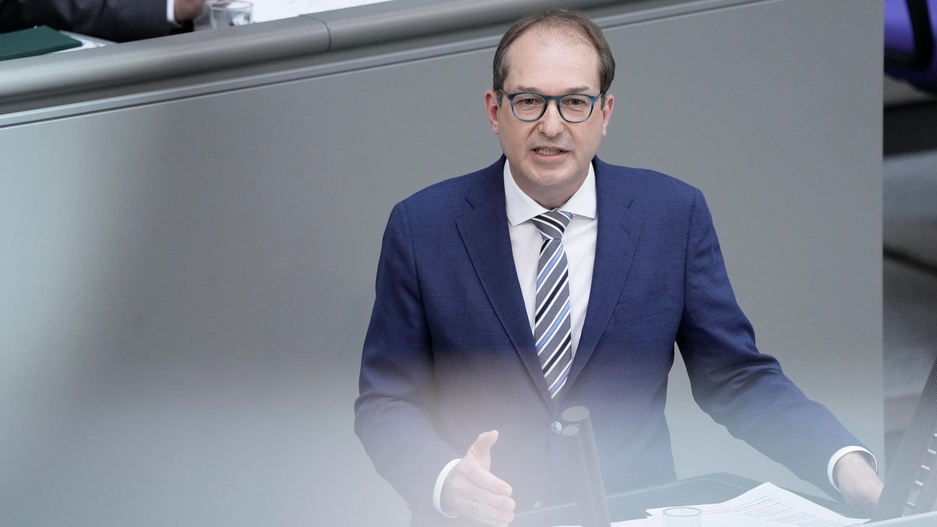 Alexander Dobrindt von der Partei CDU/CSU im Portrait bei seiner Rede zur Debatte Aenderung Art. 87a GG, Bundeswehrsondervermoegensgesetz bei der 30. Sitzung des Deutschen Bundestag in Berlin