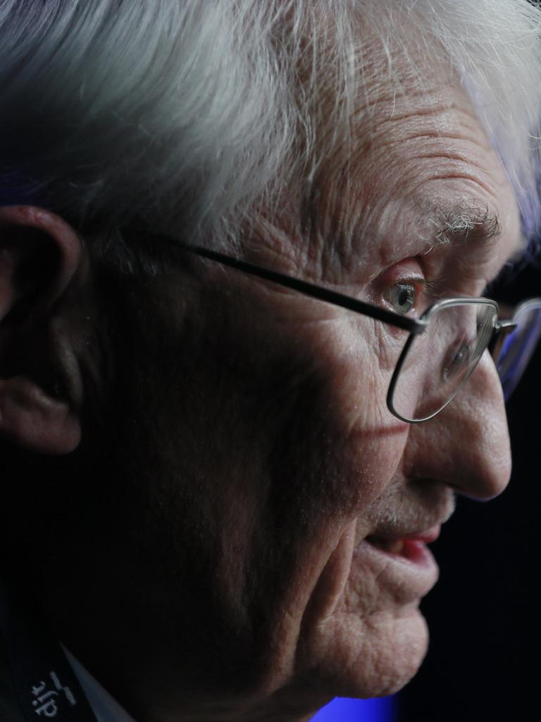 Seitliches Portraitfoto von Jürgen Habermas vor blauem Hintergrund