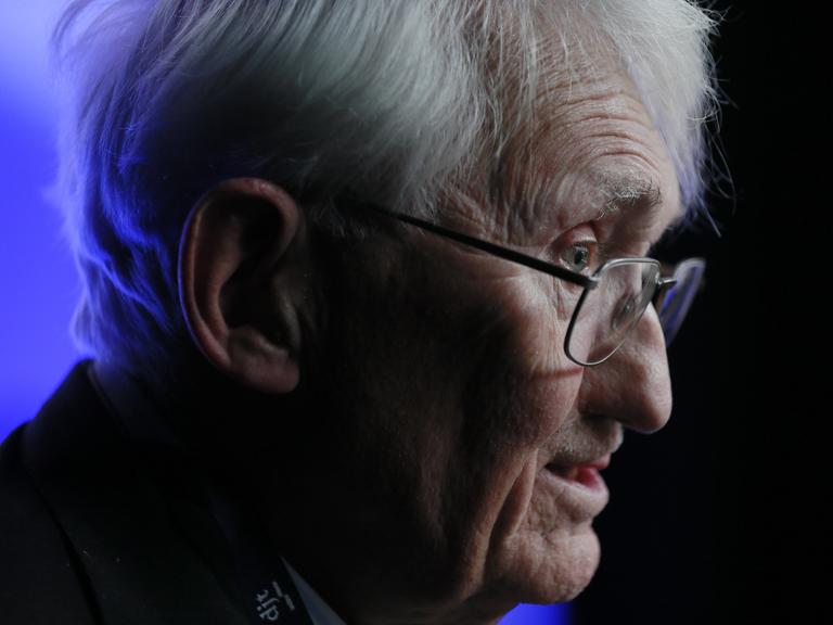 Seitliches Portraitfoto von Jürgen Habermas vor blauem Hintergrund Seitliches Portraitfoto von Jürgen Habermas vor blauem Hintergrund