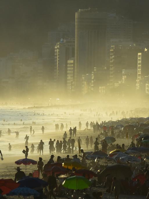 Extreme Hitze im Dezember 2023 in Brasilien. Die Menschen suchen Abkühlung an den Stränden 