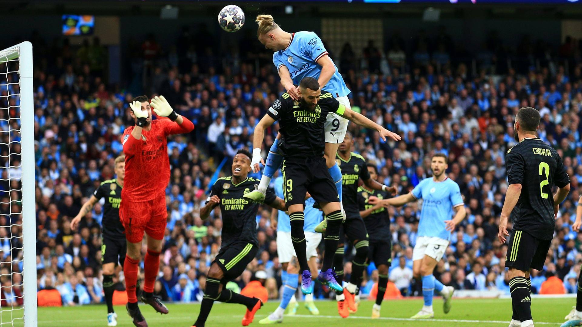 Das Foto zeigt Erling Haaland von Manchester City beim Kopfball.