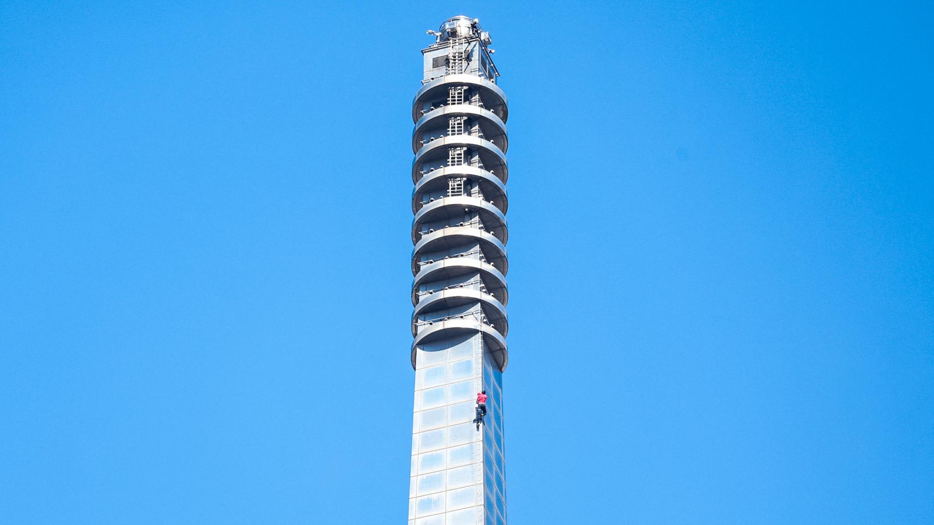 Der US-Amerikaner Alex Honnold klettert ohne Sicherung an der Fassade des Hochhauses "Taipeh 101". Der US-Amerikaner Alex Honnold klettert ohne Sicherung an der Fassade des Hochhauses "Taipeh 101".