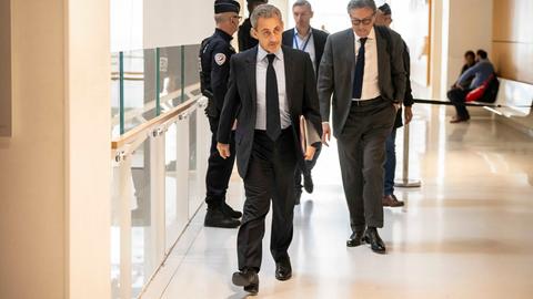 Der ehemalige französische Präsident Nicolas Sarkozy kommt am 25. März 2025 in Paris, Frankreich, vor dem Gericht an. 