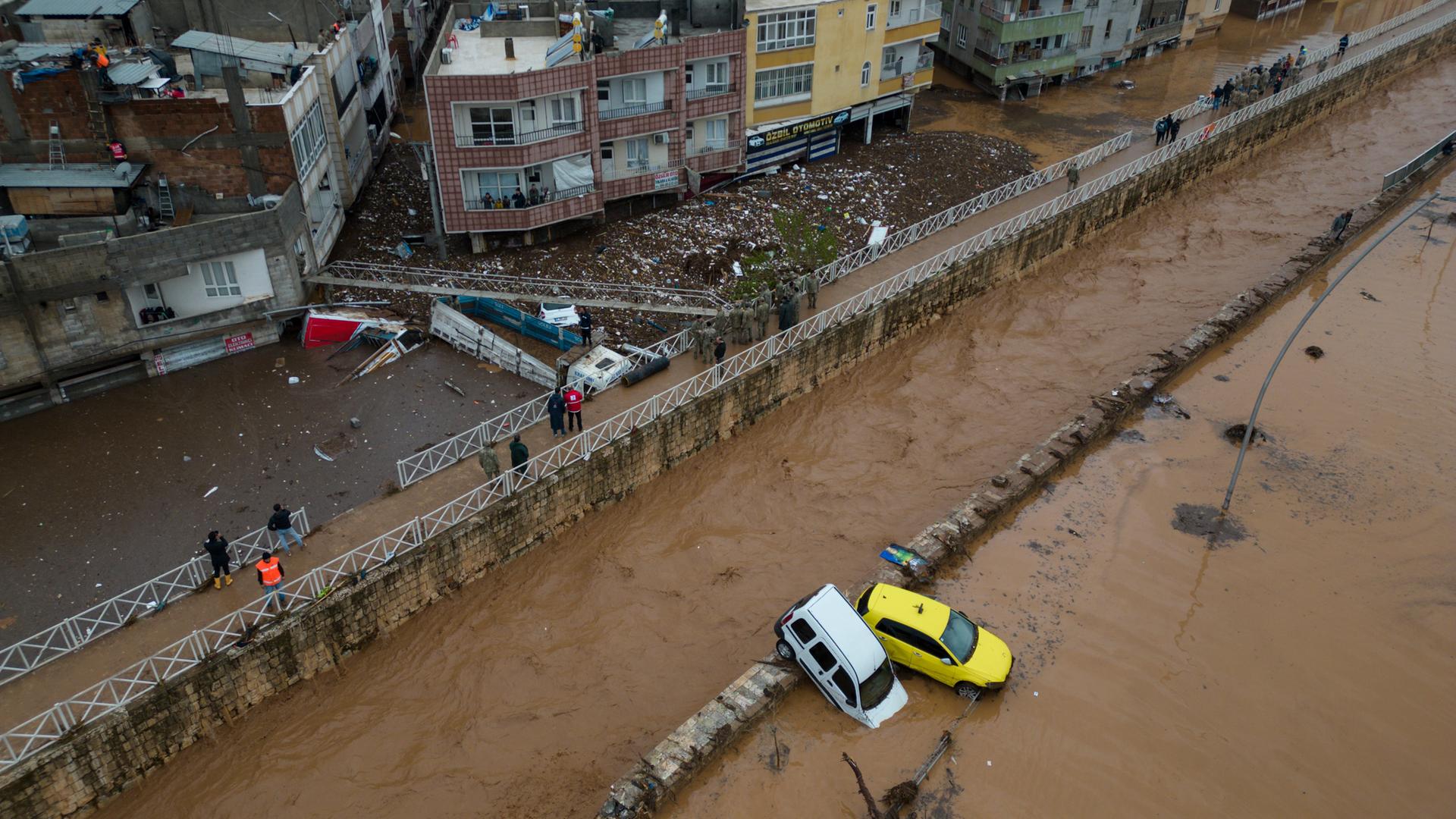 Blick auf einen Teil der Schäden nach schweren Regenfällen in der Türkei. Zwei Autos wurden von den Wassermassen weggespült. Blick auf einen Teil der Schäden nach schweren Regenfällen in der Türkei. Zwei Autos wurden von den Wassermassen weggespült.