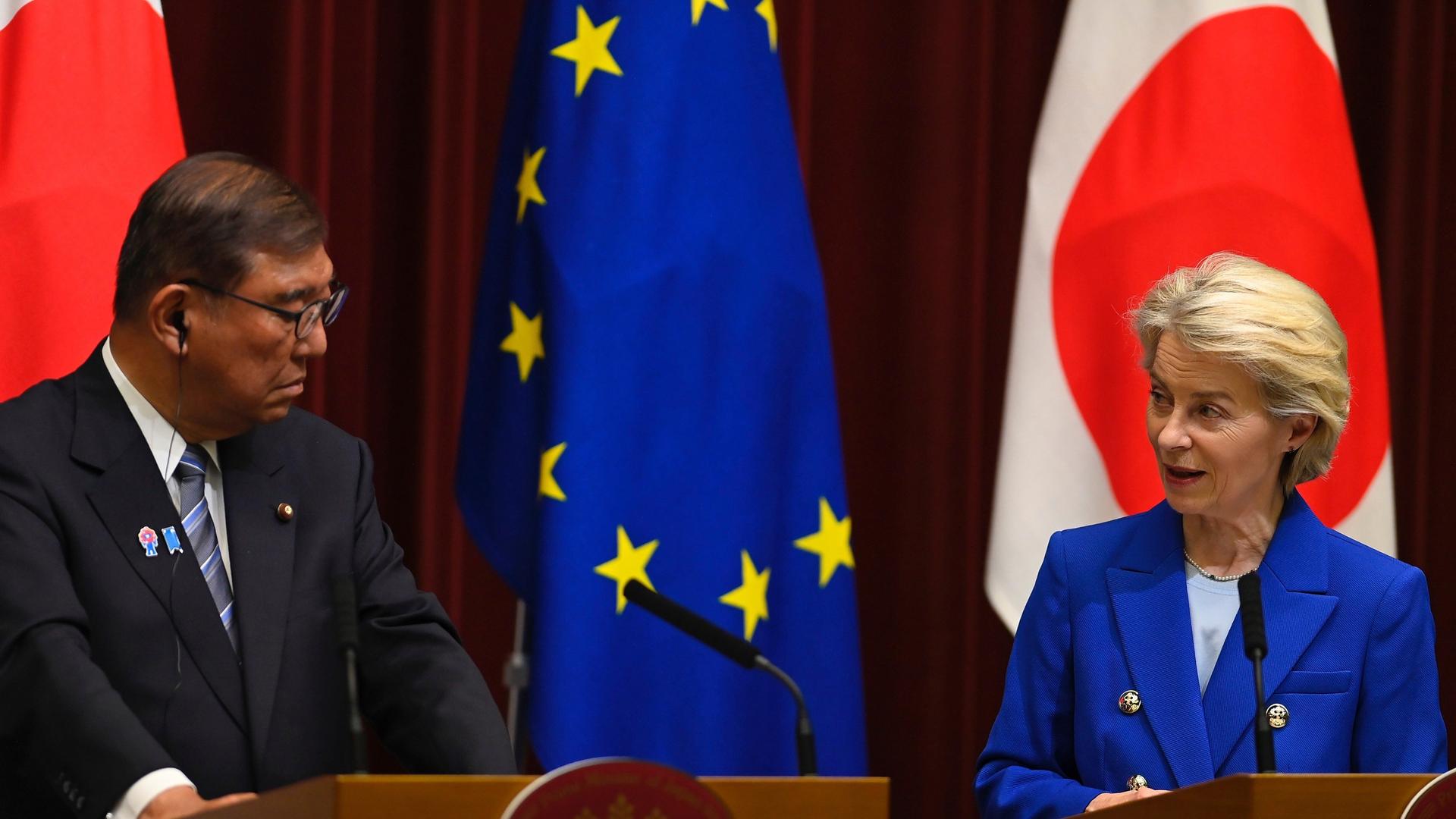 Japans Premierminister Shigeru Ishiba und die EU-Kommissionspräsidentin Ursula von der Leyen stehen an Rednerpulten in Tokio. 