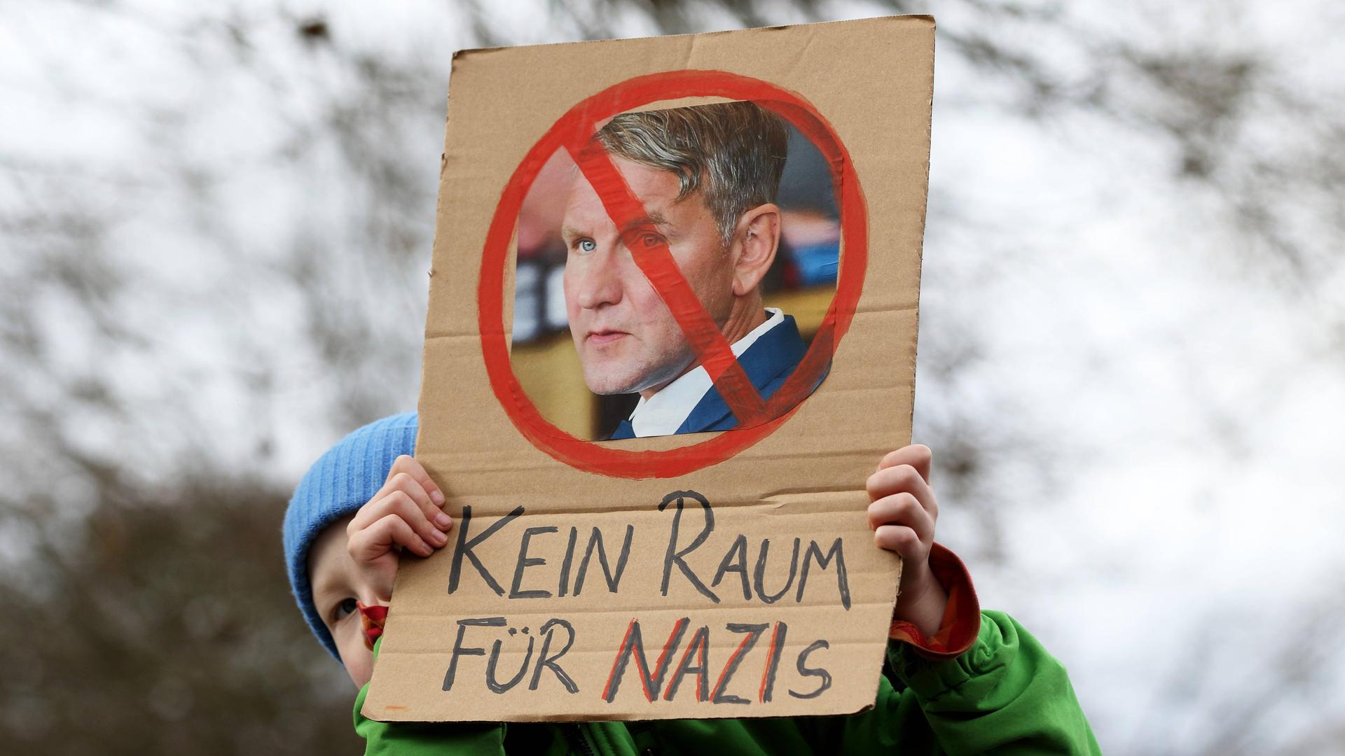 Ein Demonstrant hält ein Plakat mit einem durchgestrichenen Porträt von Björn Höcke (AfD) hoch, darunter steht "Kein Raum für Nazis" (Demo gegen Rechtsextremismus in Göttingen am 16.3.2024)