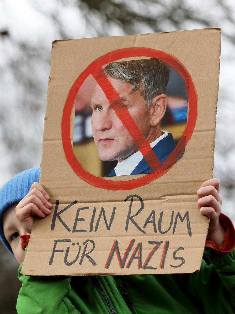 Ein Demonstrant hält ein Plakat mit einem durchgestrichenen Porträt von Björn Höcke (AfD) hoch, darunter steht "Kein Raum für Nazis" (Demo gegen Rechtsextremismus in Göttingen am 16.3.2024)