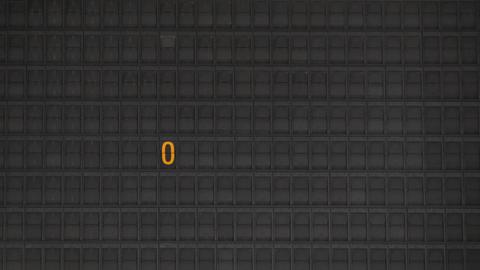 Die Zahl Null auf einer Anzeigentafel an einem Flughafen.