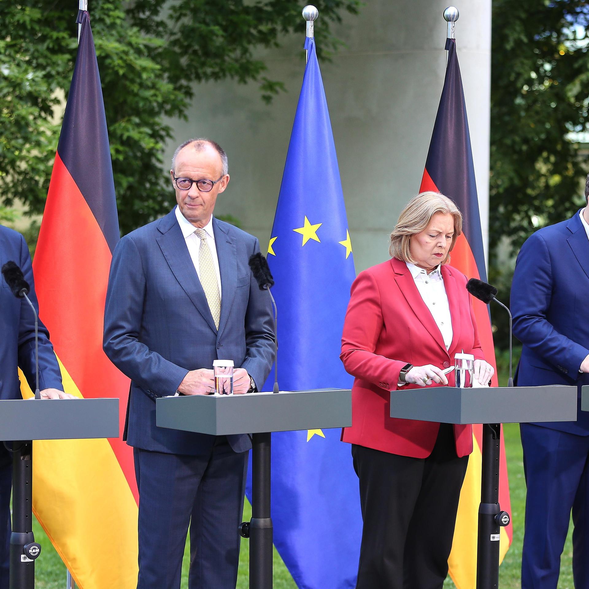 Pressekonferenz nach Koalitionsausschuss: L-R: Bayerns Ministerpräsident Markus Söder (CSU), Bundeskanzler Friedrich Merz (CDU), Bundesministerin für Arbeit und Soziales Bärbel Bas (SPD), Bundesminister der Finanzen Lars Klingbeil (SPD)