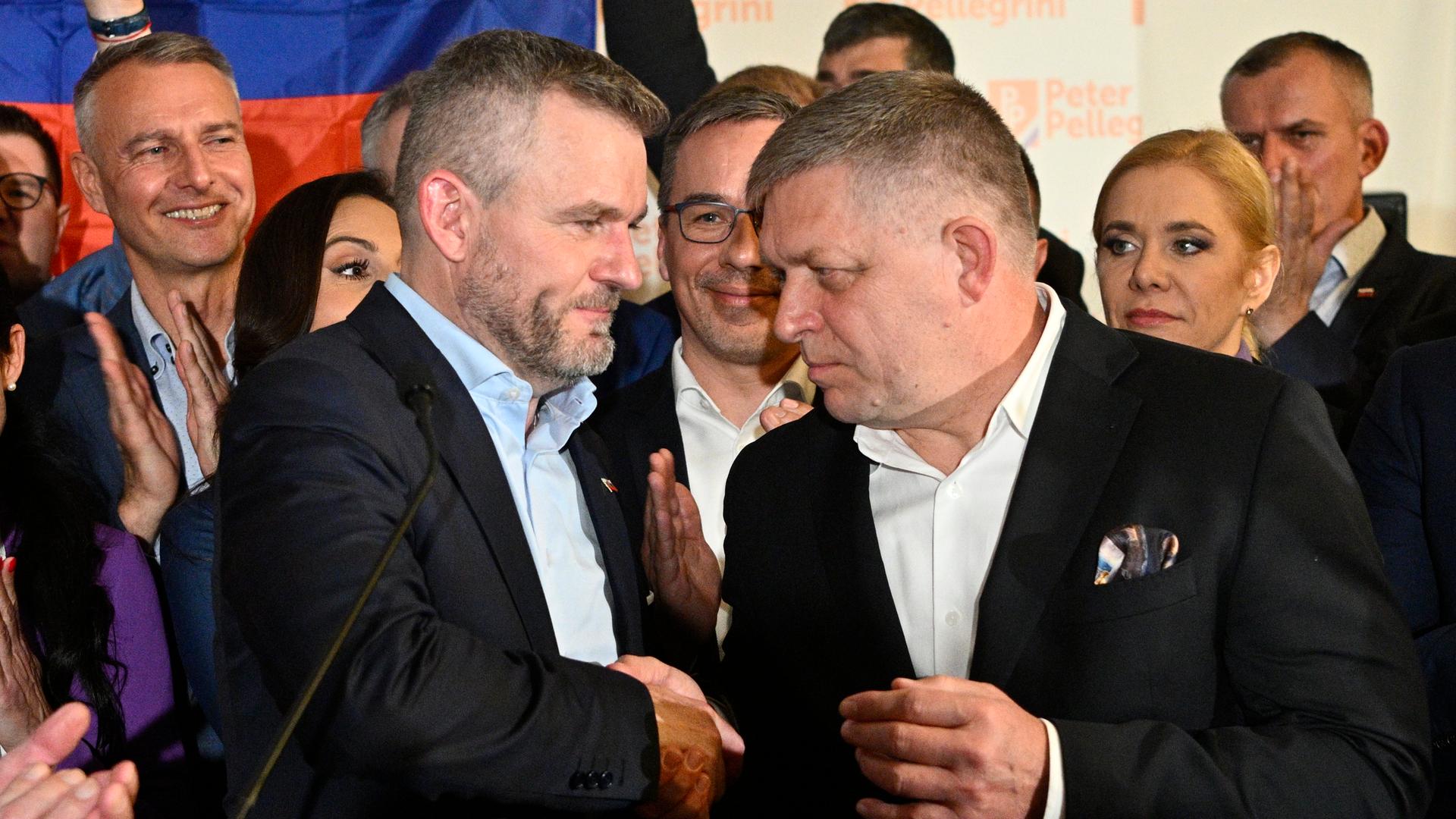 Präsidentschaftskandidat Peter Pellegrini, links, schüttelt Premierminister Robert Fico nach der Stichwahl die Hände. Präsidentschaftskandidat Peter Pellegrini, links, schüttelt Premierminister Robert Fico nach der Stichwahl die Hände.