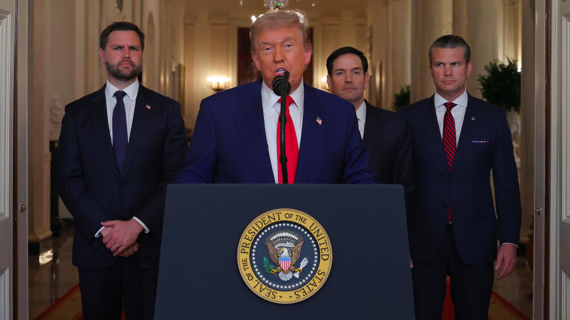 US-Präsident Donald Trump gibt gemeinsam mit Vizepräsident Vance, Außenminister Rubio und Verteidigungsminister Hegseth im Weißen Haus eine Erklärung zu den Agriffen auf iranische Atomanlagen ab. US-Präsident Donald Trump gibt gemeinsam mit Vizepräsident Vance, Außenminister Rubio und Verteidigungsminister Hegseth im Weißen Haus eine Erklärung zu den Agriffen auf iranische Atomanlagen ab.
