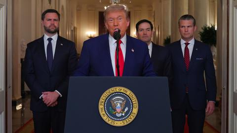 US-Präsident Donald Trump gibt gemeinsam mit Vizepräsident Vance, Außenminister Rubio und Verteidigungsminister Hegseth im Weißen Haus eine Erklärung zu den Agriffen auf iranische Atomanlagen ab.