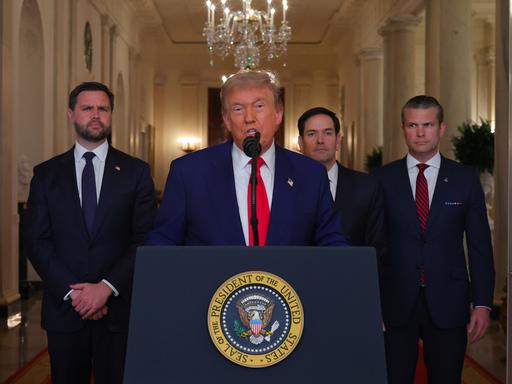 US-Präsident Donald Trump gibt gemeinsam mit Vizepräsident Vance, Außenminister Rubio und Verteidigungsminister Hegseth im Weißen Haus eine Erklärung zu den Agriffen auf iranische Atomanlagen ab.