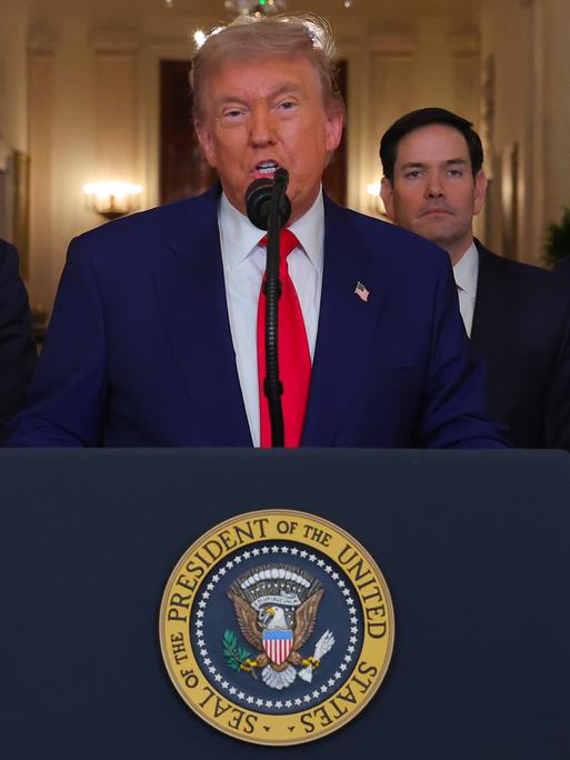US-Präsident Donald Trump gibt gemeinsam mit Vizepräsident Vance, Außenminister Rubio und Verteidigungsminister Hegseth im Weißen Haus eine Erklärung zu den Agriffen auf iranische Atomanlagen ab.