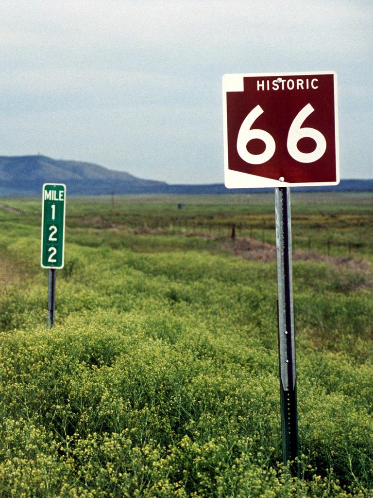 Straßenschild an der historischen "Route 66" bei Seligman. Im Hintergrund sind die Berge zu sehen.