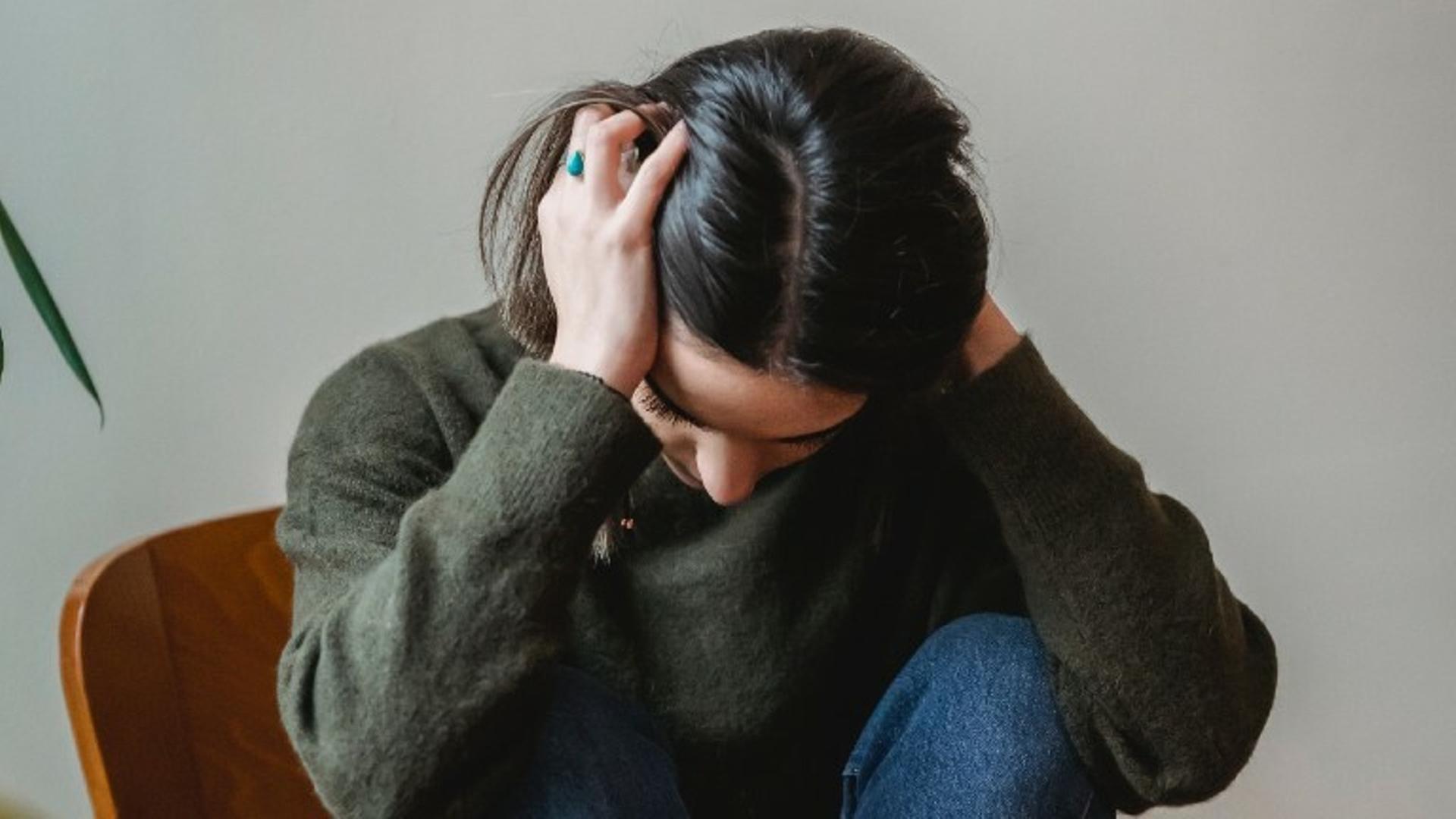 Eine Frau, die sich in die Haare fasst