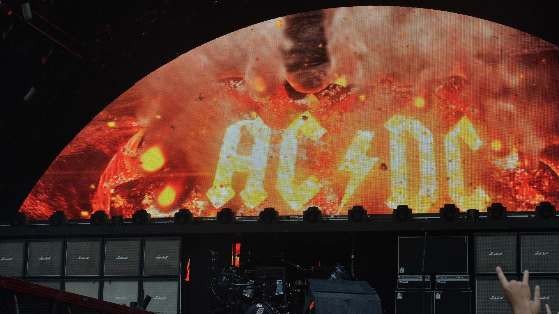 Das Logo der Rockband AC/DC wird auf eine Bühne projeziert (Archivbild).