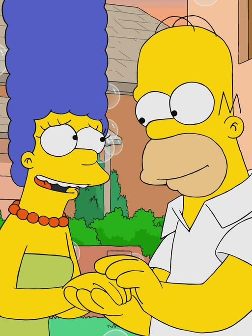 Marge und Homer Simpson halten sich an den Händen und stehen vor einem Haus.