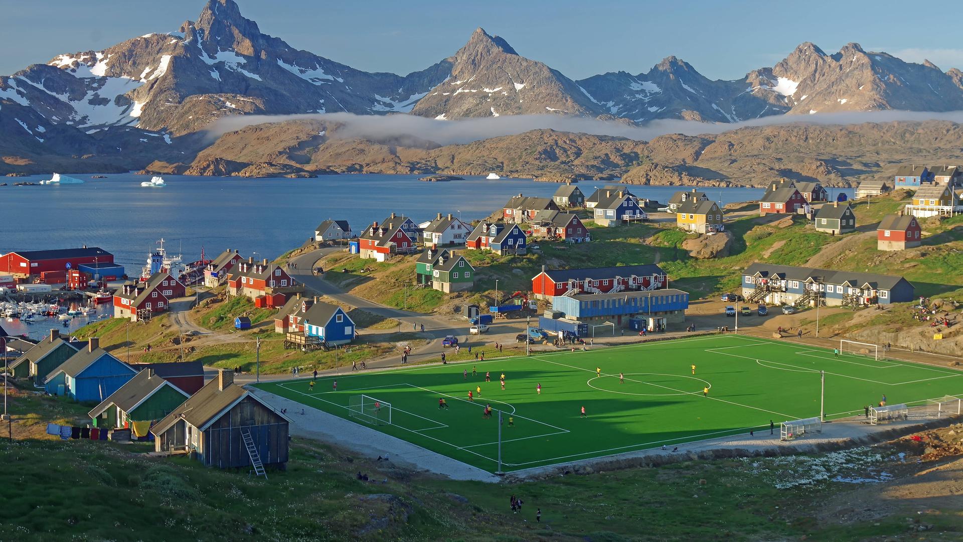 Ein Fußballplatz aus Kunstrasen im Sommer in Grönland