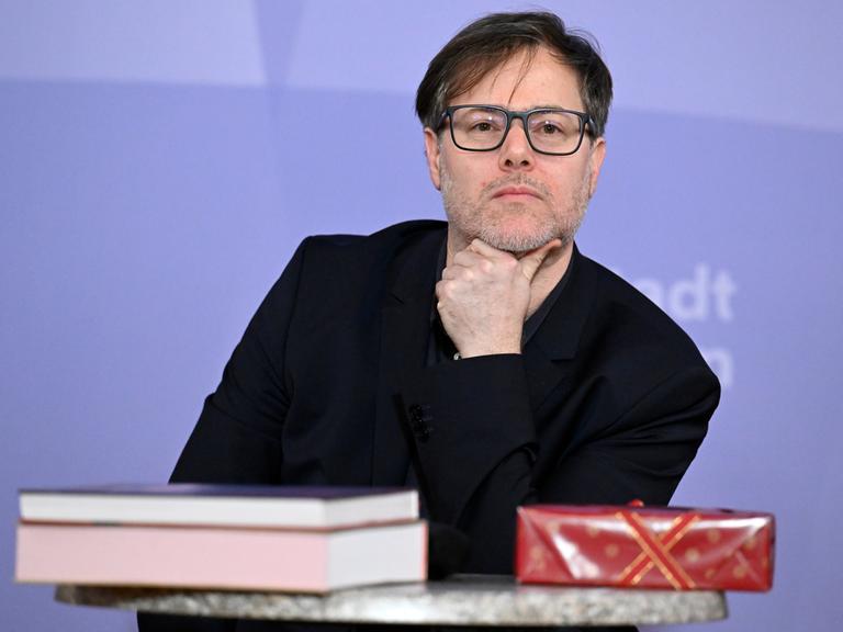 Milo Rau bei einer Pressekonferenz.