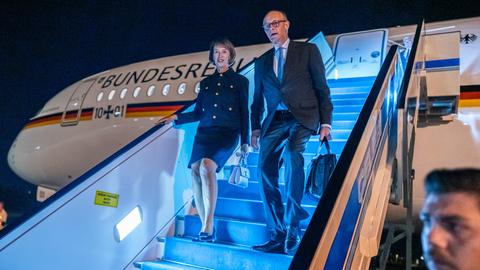 Bundeskanzler Friedrich Merz (CDU) steigt neben seiner Frau Charlotte am Flughafen in Ankara aus einem Flugzeug der Flugbereitschaft. 