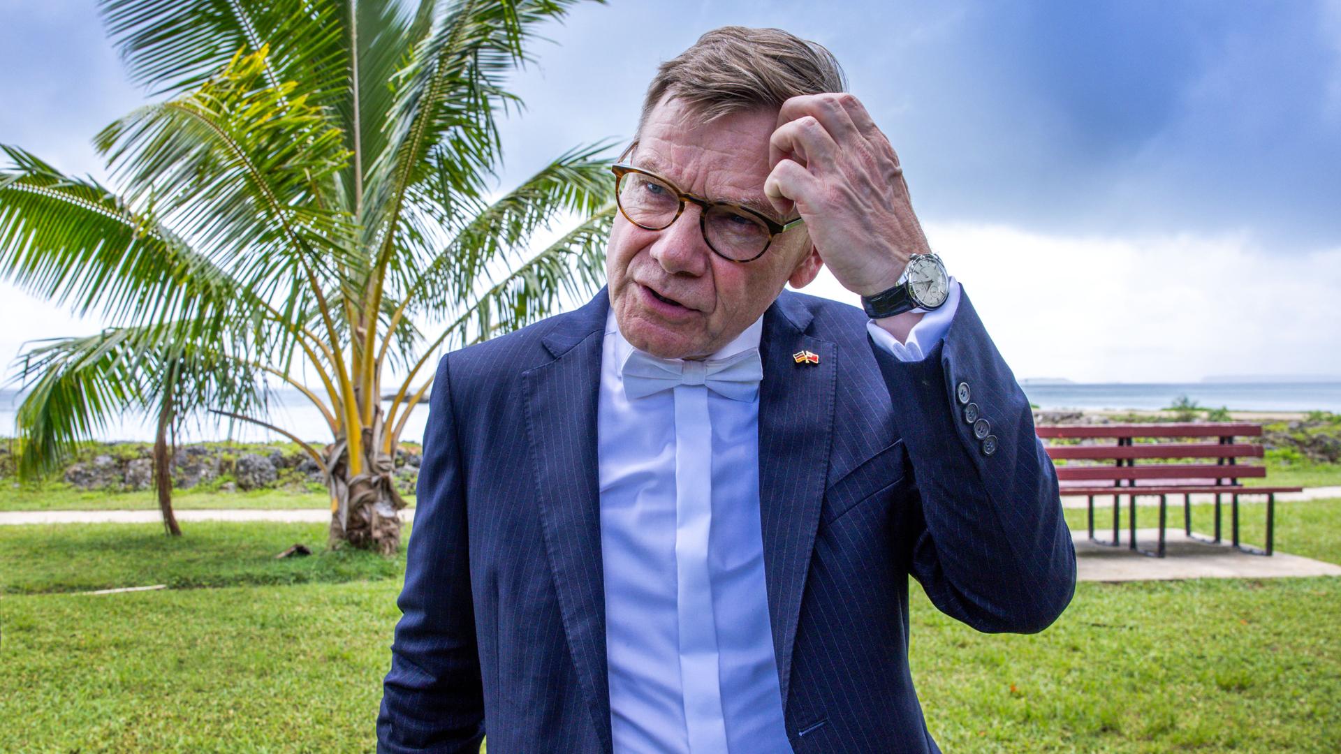 Johann Wadephul (CDU), Außenminister, steht festlich gekleidet nach seinem Besuch beim König des Inselstaats Tonga an der Küste des Südpazifik.